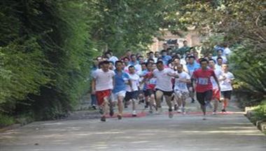 【綿陽(yáng)晚報】一(yi)場(chang)酣暢淋漓的(de)馬拉松