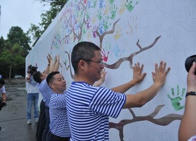 鐵騎力(li)士24周年(nian)慶員(yuan)工(gong)代(dai)表在(zai)青春牆上留下“成(cheng)長(zhang)印記”